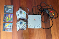 Sega Dreamcast, 2 Controllers, VMU, 1 Original & 3 backup games
