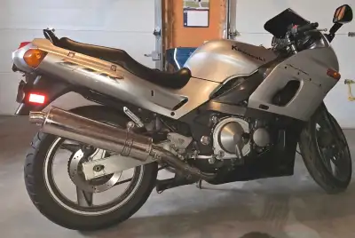 2009 ZZR600 Kawasaki. 600cc inline-four. 2.60in x 1.72in bore/stroke. After marker twin exhaust. 6 s...