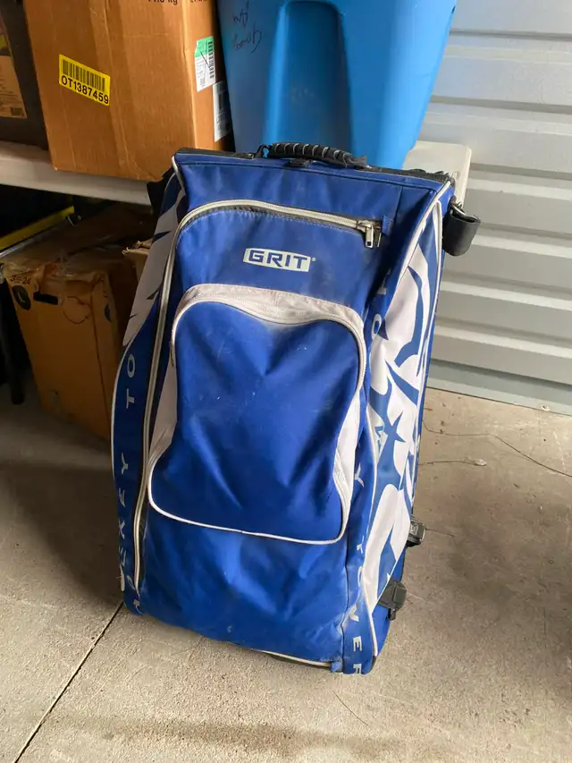 STAND UP HOCKEY BAG WITH HOCKEY EQUIPMENT FOR YOUTH in Hockey in City of Toronto - Image 11