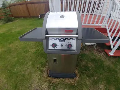 Get ready to grill with this Coleman BBQ! It's in a good condition with some signs of its previous g...