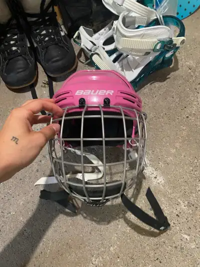 Casque de hockey rose pour petite fille.