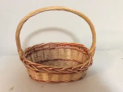 Ce panier en osier tissé à la main est parfait pour les pique-niques, la décoration intérieure ou co...