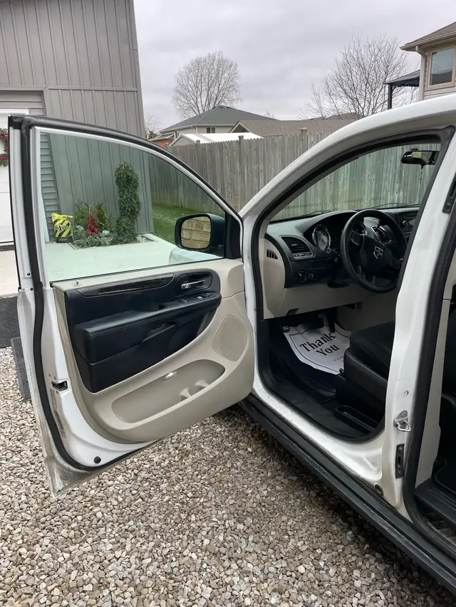 2015 Dodge Grand Caravan in Cars & Trucks in Leamington - Image 5