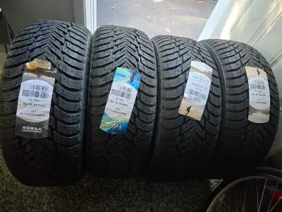 Quatre pneus d'hiver Neuf marque Nokian hakkapelita 10 suv jamais installé 680$ les quatres non négo...
