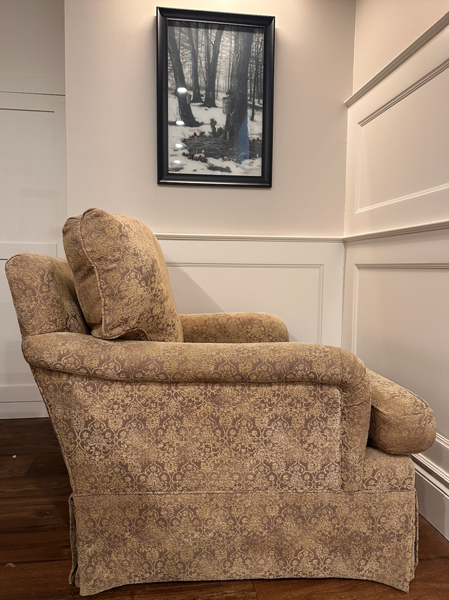 Classic Upholstered Armchair in Chairs & Recliners in Markham / York Region - Image 7