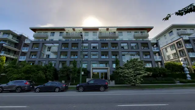 Spacious modern 1 bedroom + Den Suite in Cambie.  49th Skytrain