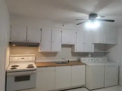 Newly renovated second-floor apartment (4 1/2 ). Friendly neighbors, backyard, safe environment. Clo...