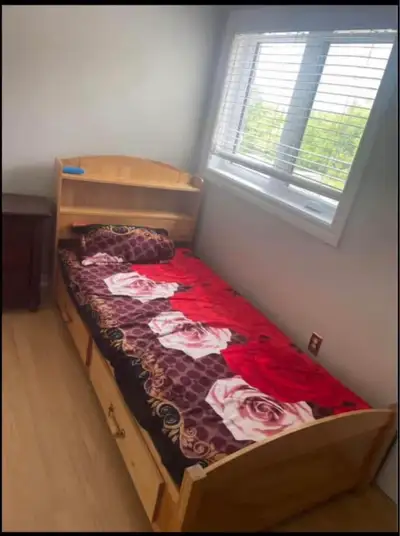 Upstair private room available for girls only. Available with furniture and internet It's close with...