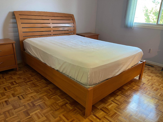 Wooden Bed Frame - Queen Size - Headboard Included dans Lits et matelas  à Ouest de l’Île - Image 2