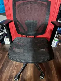 Chaise en maille ergonomique 