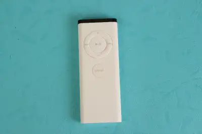 GENUINE Apple Remote A1156 for 1st 2nd 3rd iMac Mac Mini Macbook ****if ad is up , it's still availa...