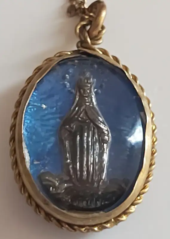 Vintage ST. ANNE DE BEAUPRE Shrine Domed Pendant Medallion Chain in Jewellery & Watches in Hamilton - Image 7