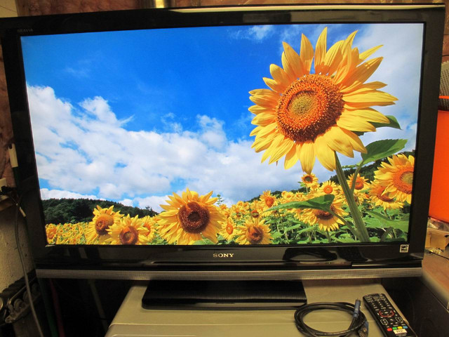 Sony Bravia "42 High end LCD TV Lots of inputs for sale by tech! in TVs in City of Toronto - Image 2