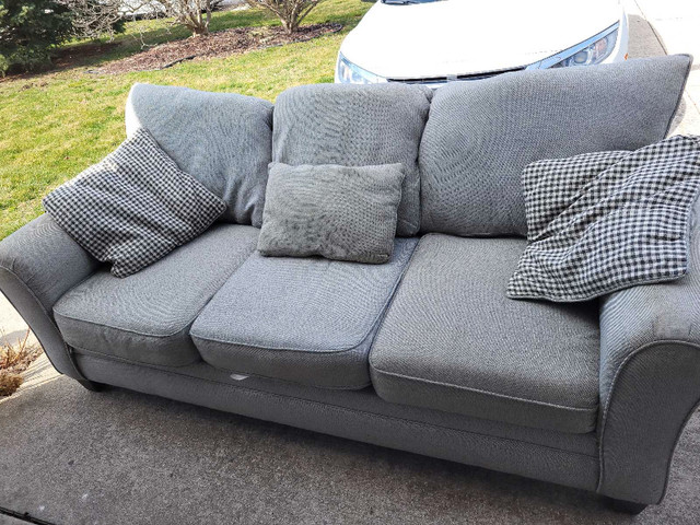 Couch for sale in Couches & Futons in Chatham-Kent - Image 2