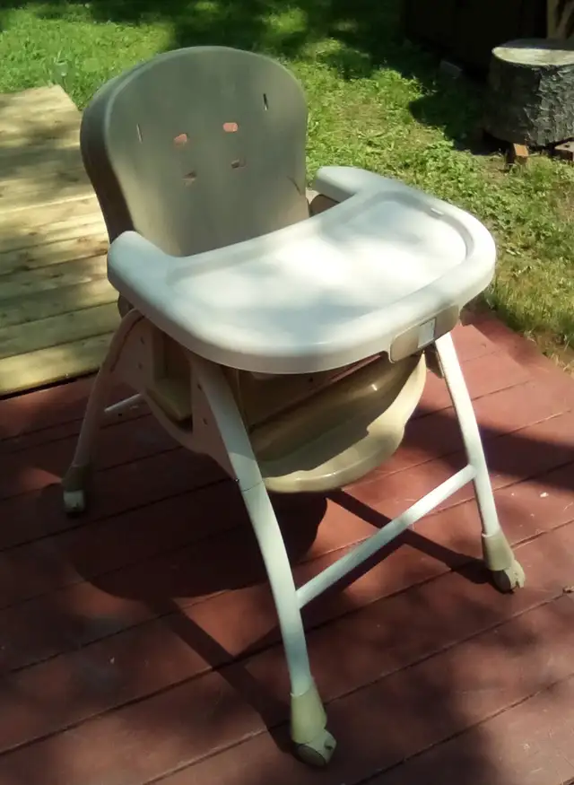 High Chair - calling all Grandparents ! in Feeding & High Chairs in Petawawa - Image 3