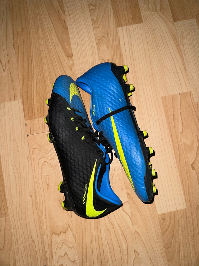 Soccer shoes (indoor and outdoor ) in Soccer in Oakville / Halton Region - Image 4