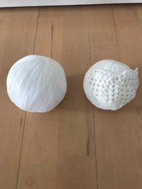 2 Balls Of Yarn - 2 Balles De Laine