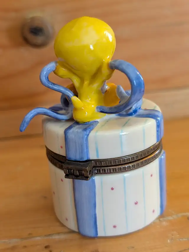 Looney Tunes TWEETY Trinket Box & Pewter bell($25 total) in Arts & Collectibles in London - Image 4