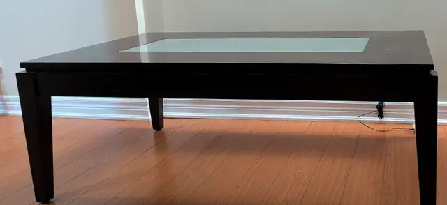 Wood coffee table in Coffee Tables in Oakville / Halton Region - Image 3