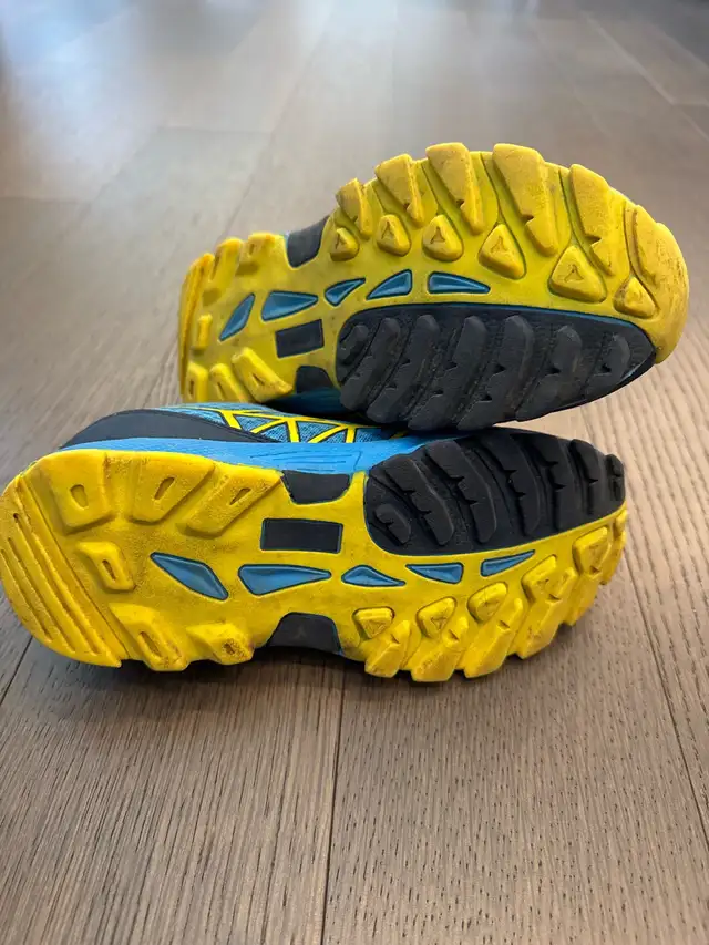 youth size 2 mountain warehouse hiking shoes in Kids & Youth in St. Albert - Image 4