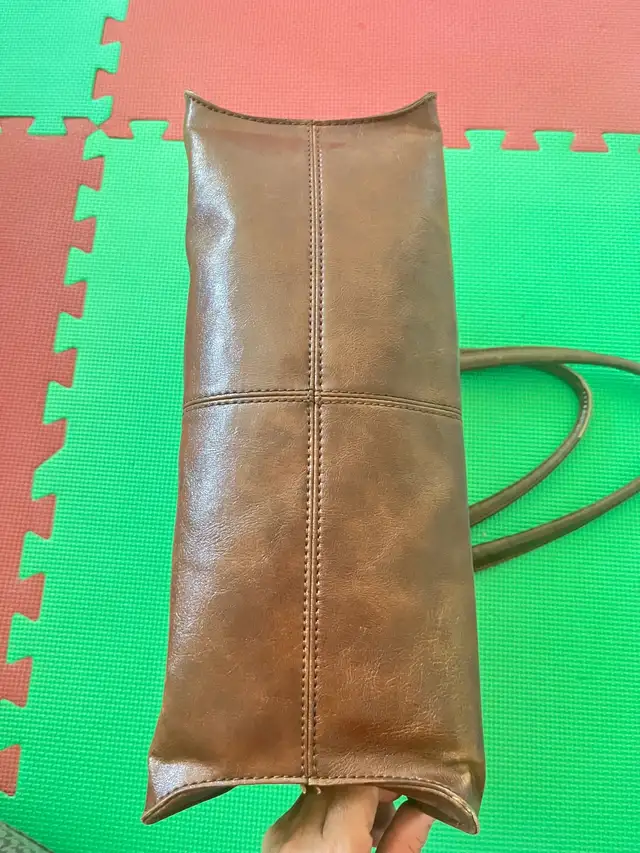 Woman’s Liz Claiborne Brown Handbag in Women's - Bags & Wallets in City of Toronto - Image 5