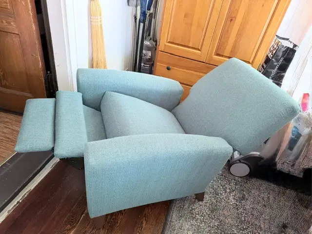 La-Z-boy Scarlett High Leg Reclining Chair - Like New! in Chairs & Recliners in City of Halifax - Image 5