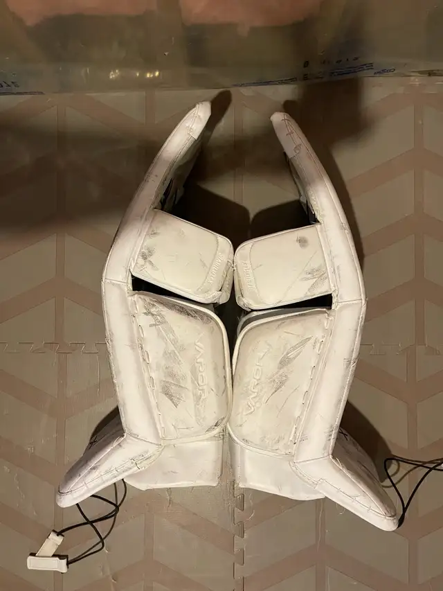 Bauer Vapor x5 pro goalie pads in Hockey in Lloydminster - Image 4