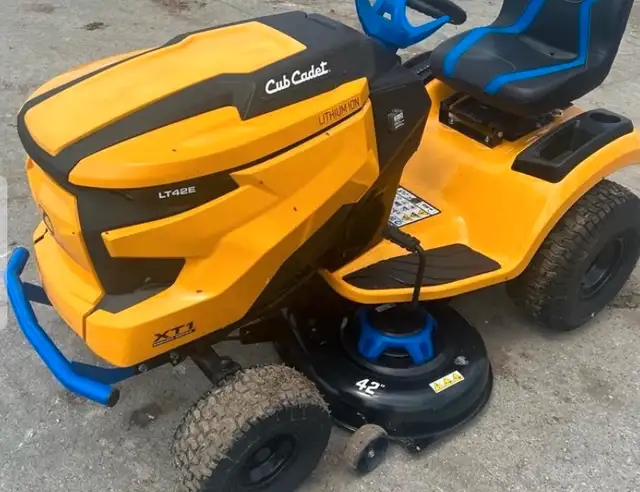 Cub Cadet riding lawnmower62863737543171121