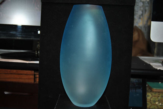 Murano Italy Vase Blue in Arts & Collectibles in Vancouver - Image 2