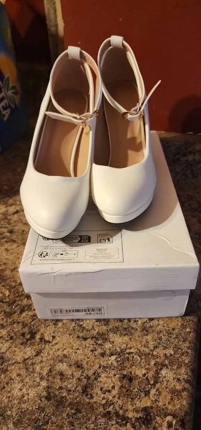 Ivory wedding shoes in Women's - Shoes in Oshawa / Durham Region - Image 5