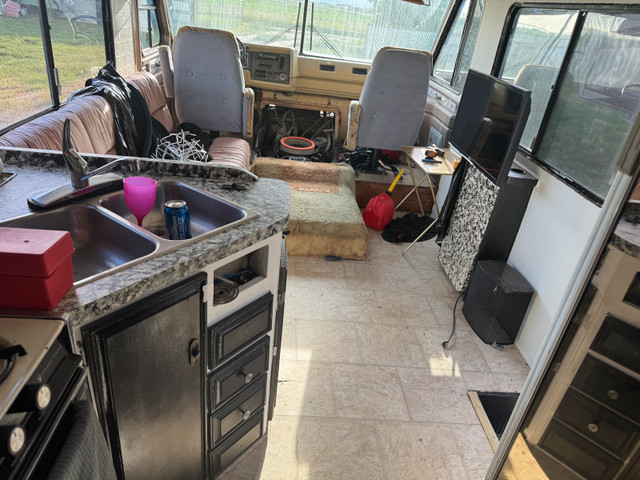 PaceArrow Motor Home RUNS AMAZING in RVs & Motorhomes in Calgary - Image 4