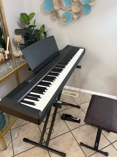 YAMAHA FULL SIZE PIWNO IN AMAZING CONDITION & ACCESSORIES , View more