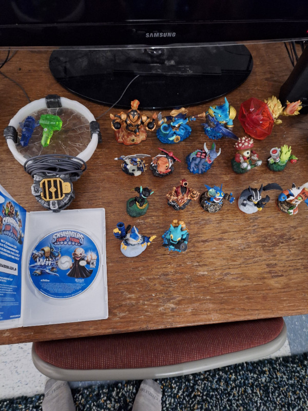 Skylanders trap team for the wii with skylanders, traps and port in Nintendo Wii in Cole Harbour