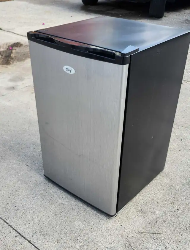 Small fridge chef (w20"/d22"/ h32"). in Refrigerators in Mississauga / Peel Region - Image 3