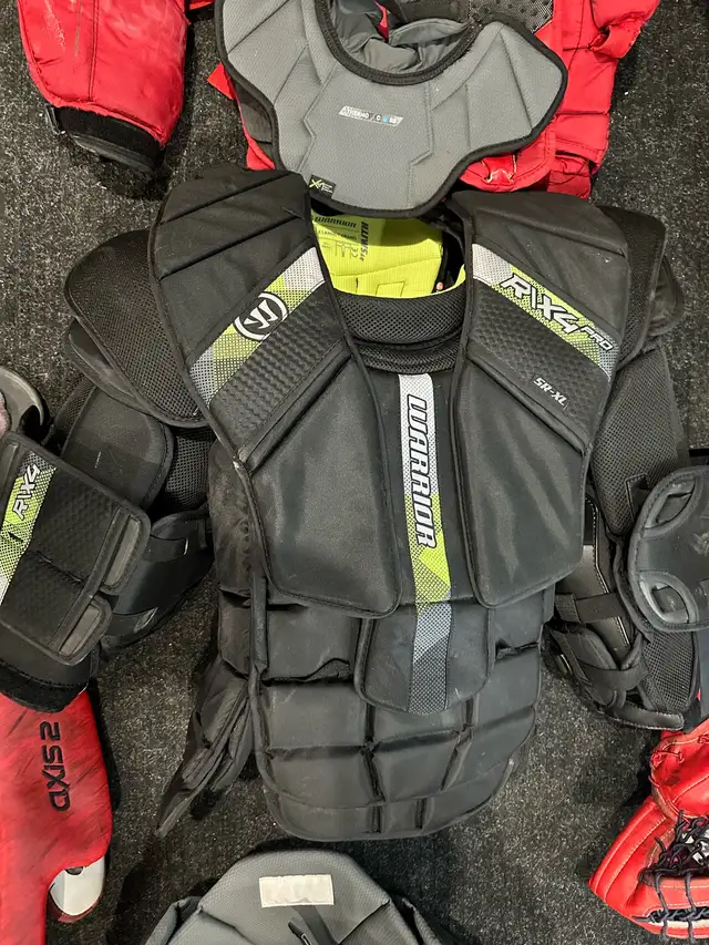 Goalie equip for sale in Hockey in Lloydminster - Image 5
