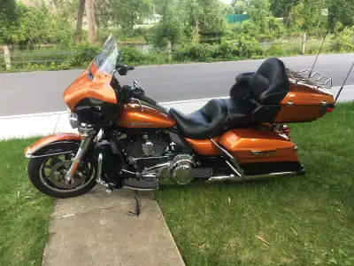 2 Tone whiskey and black. Heated grips. Screaming Eagle pipes. Extra lights on the back. Quick detac...