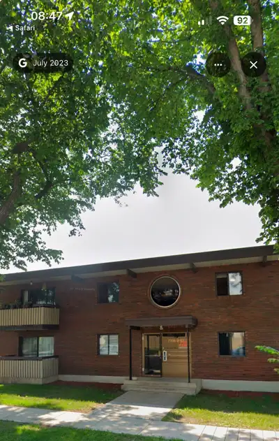 Spacious 2 bedroom suite (950 sqf ) main floor $1425.00 for rent in a quiet and convenient residenti...