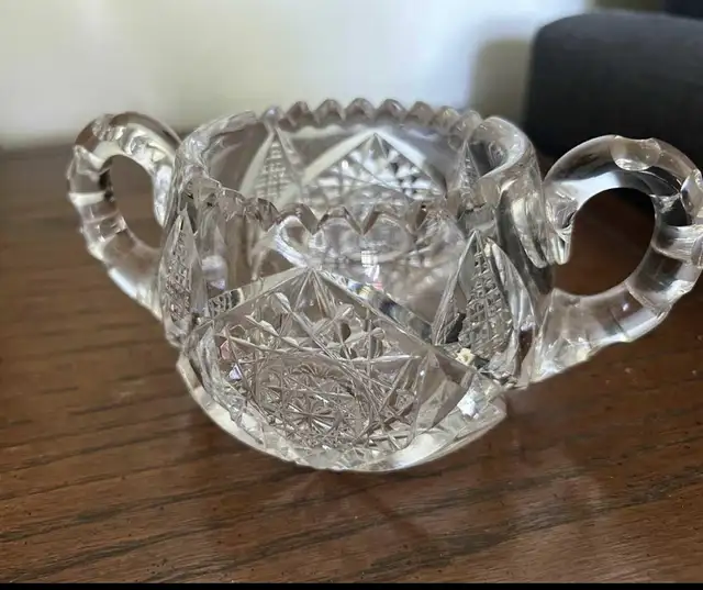 Antique Crystal Pinwheel Dish in Kitchen & Dining Wares in City of Montréal - Image 2