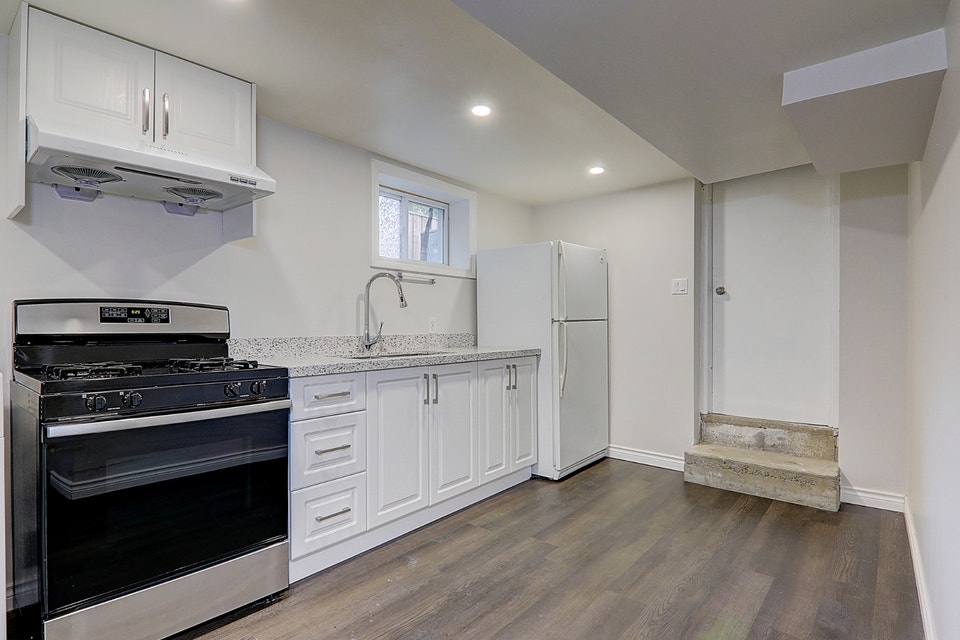 Raised Basement Apartment at Yonge and Davis Newmarket 4