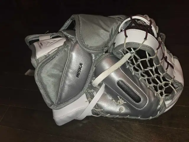 Mitaine Bauer Ultrasonic Hunter Miska goalie glove in Hockey in City of Montréal - Image 4
