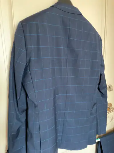 Hugo Boss Suit size 40 jacket 34 pants - summer weight, View more