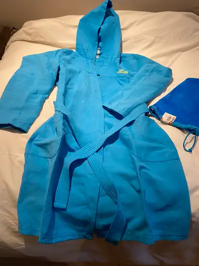 Peignoir en parfait état. Pour fille 12-14 ans Avec sac de storage. Très pratique. 514-659-8832 Merc...