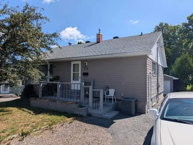 3 Beds 1 Bath - House - Upper Unit (lower Unit 1250/mth)