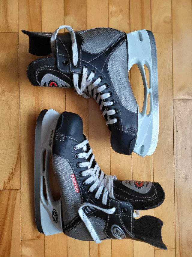 Easton Hockey Skates size 9D in Hockey in Gatineau