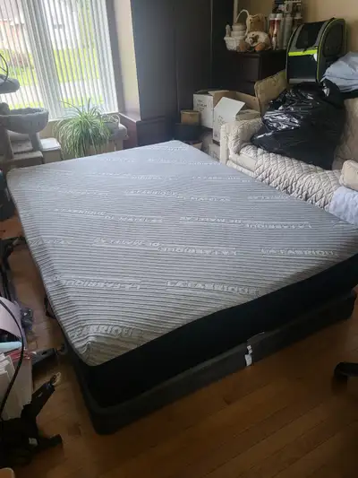 Matelas double, confectionné par la fabrique du matelas octobre 2020. Vous avez la possibilité de fa...