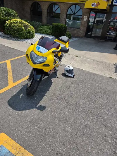 Suzuki GSXR600 Buke runs as it should Will need nothing for safety except a right side mirror ,I hav...