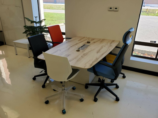 Slick Heinne Holz Off-Wall Meeting Table for 5 persons in Other in City of Toronto - Image 2