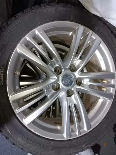 Je vends 4 pneus d'hiver, 235/45/17 de marque Toyo, sur rims: deux sont en bon état et 2 doivent êtr...
