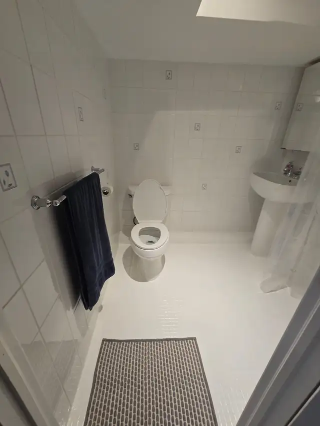 Private Furnished Room & Bath – Quiet Bayview/Eglinton Home in Room Rentals & Roommates in City of Toronto - Image 5
