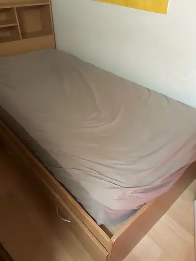 À donner : base de lit simple avec rangement (sans matelas), View more